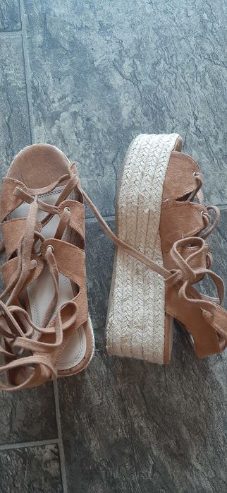 Сандали, висока подметка