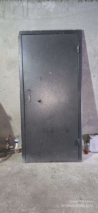 Продам металлическую дверь