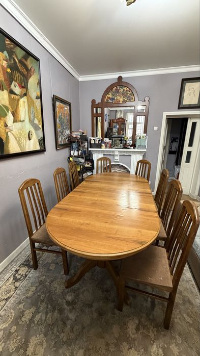 Продается большой стол из ореха с 8 стульями