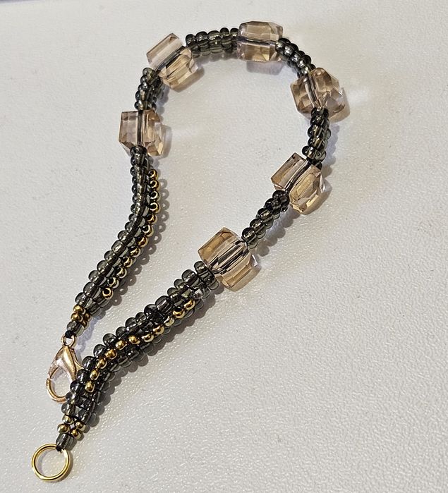 Гривни от мъниста