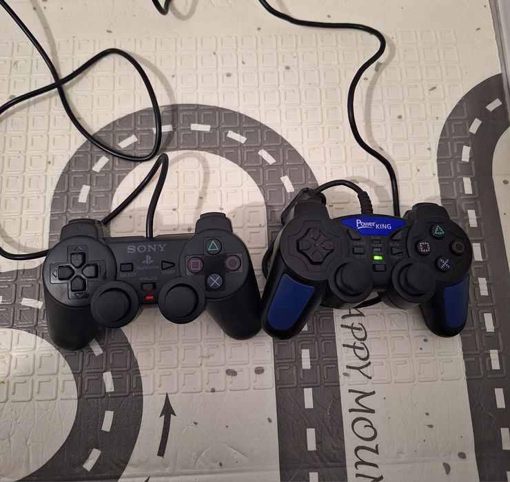 Consola Playstation 2, accesoriile din poza.