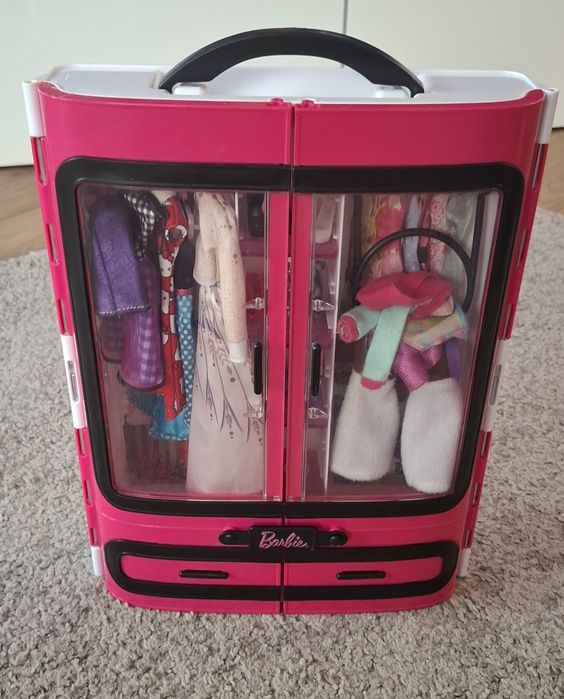 Гардеробът на Barbie и кукла