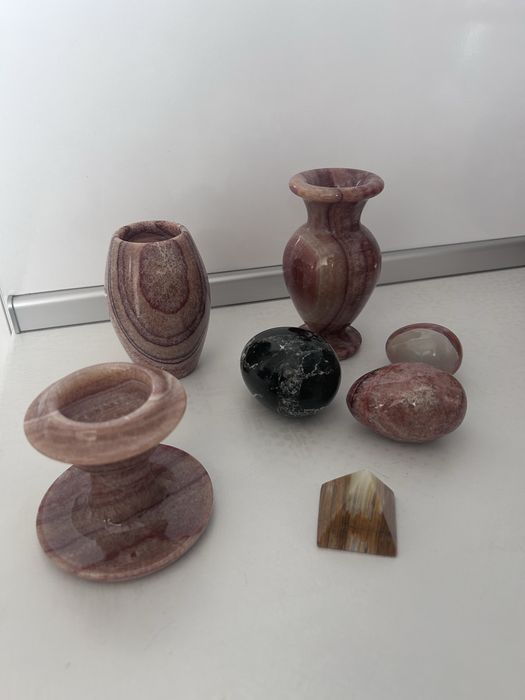 Продавам свещник, малки вази, яйца и пирамида от оникс