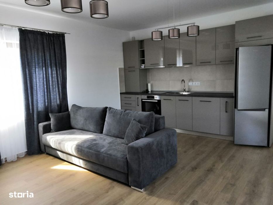 Casă  cu două apartamente și spațiu comercial,parter,etaj,etaj retras