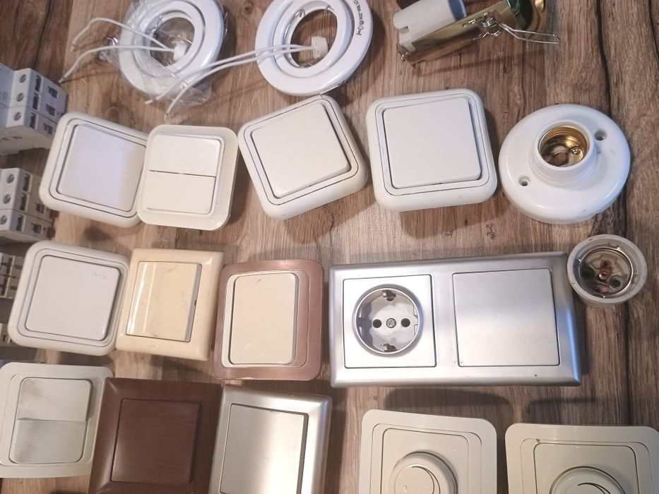 Lot întrerupătoare și prize,siguranțe automate ,spoturi