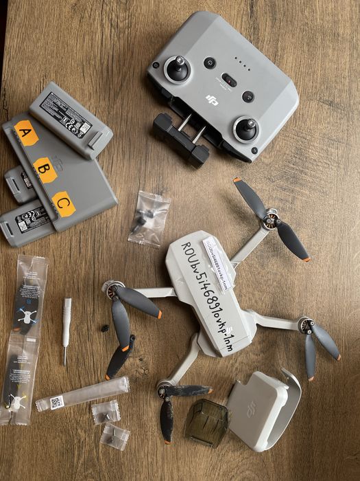 DJI Mini 2 fly more combo: remote, 3 battery hub, accesorii, geanta transport, drona avariata (prabusire, pentru piese)