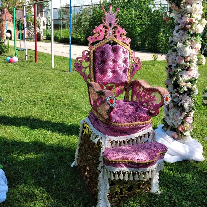 Белая лошадь, пони, трон, конь