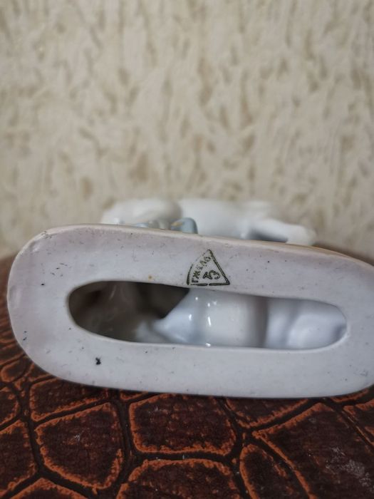 Фарфоровая статуэтка