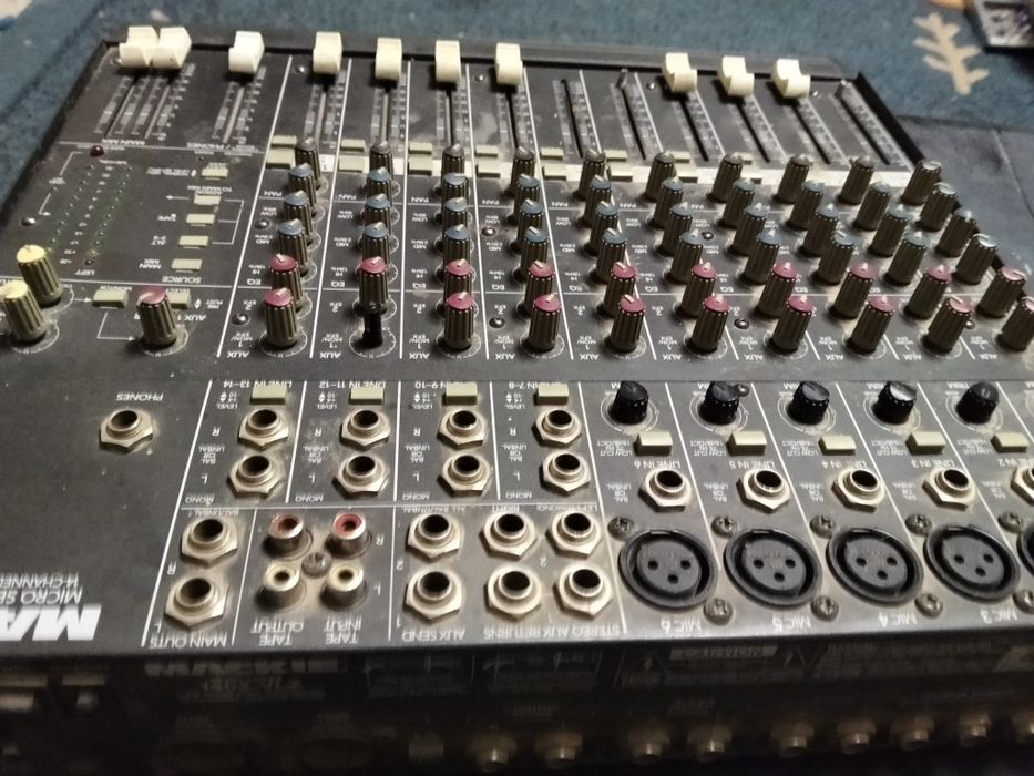 Se vinde mixer cu tot cu boxe in stare bunicica 2 boxe și un mixer bun