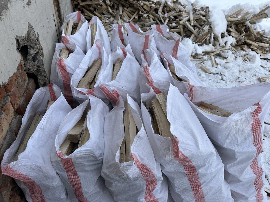 Дрова мешками, уголь только камками.