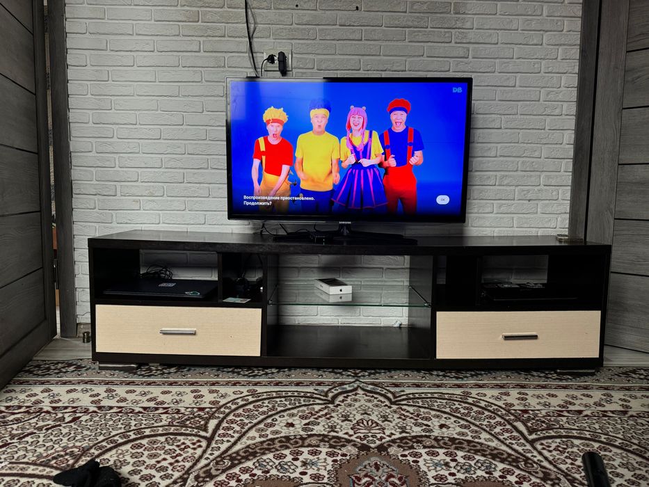 Диван, тумба дял телевизора