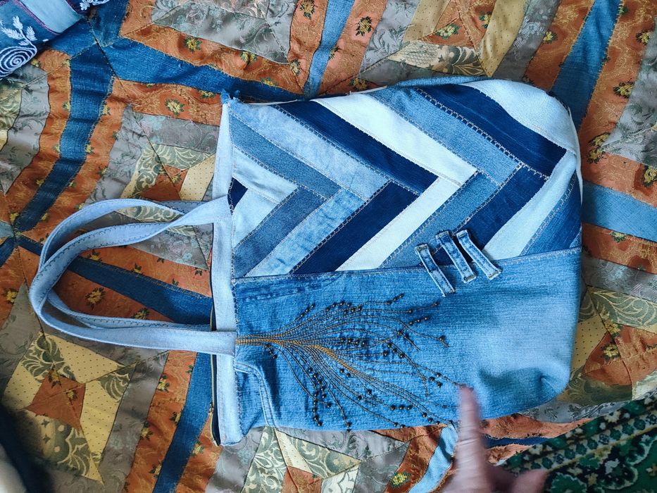 Джинсовая сумка с вышивкой