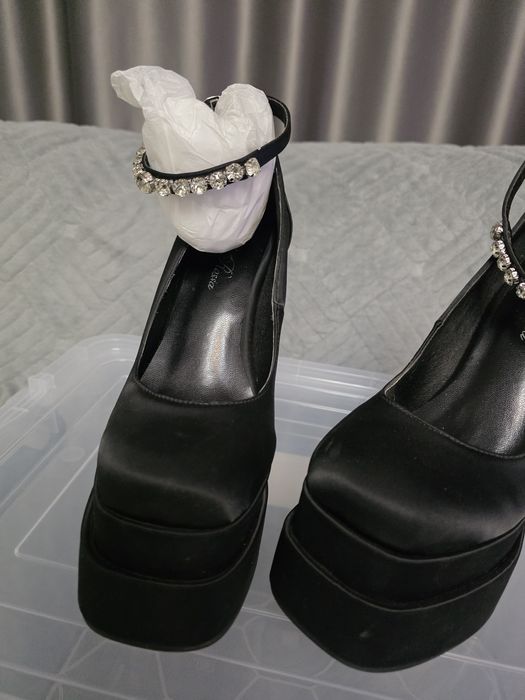 Туфли 36-37  размер. Чёрные,атласные