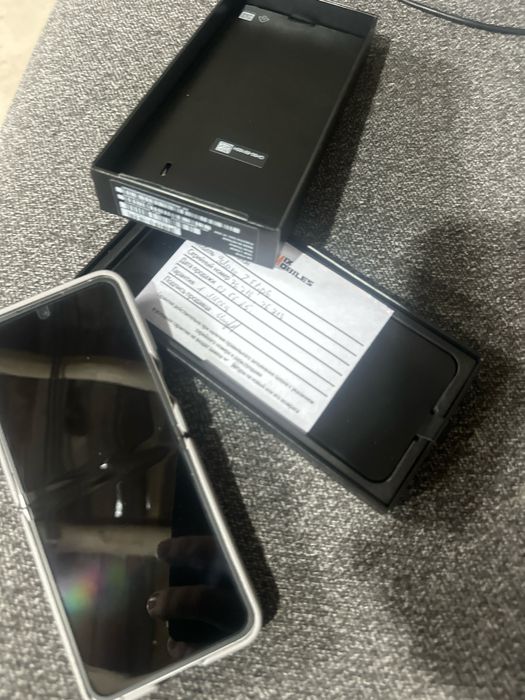 Телефон Samsung Z Flip 6 12/256