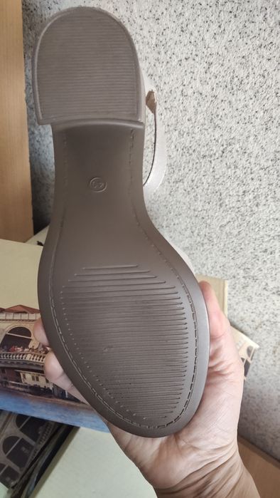 Продам новые босаножки.