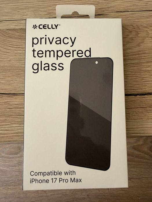 Чисто нов запечатан стъклен протектор Celly Privacy за iPhone 17 Pro Max