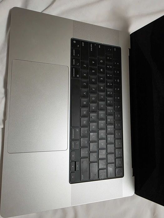 Vand un mack book 16 pro