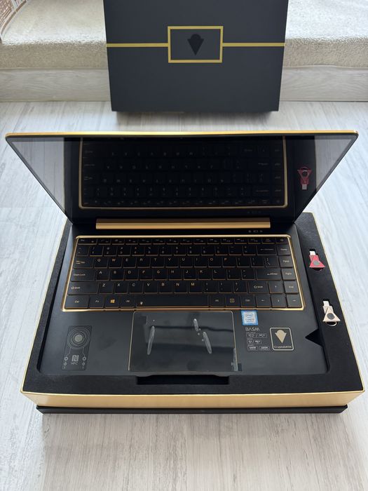 Laptop metalic gold cu 2 display-uri