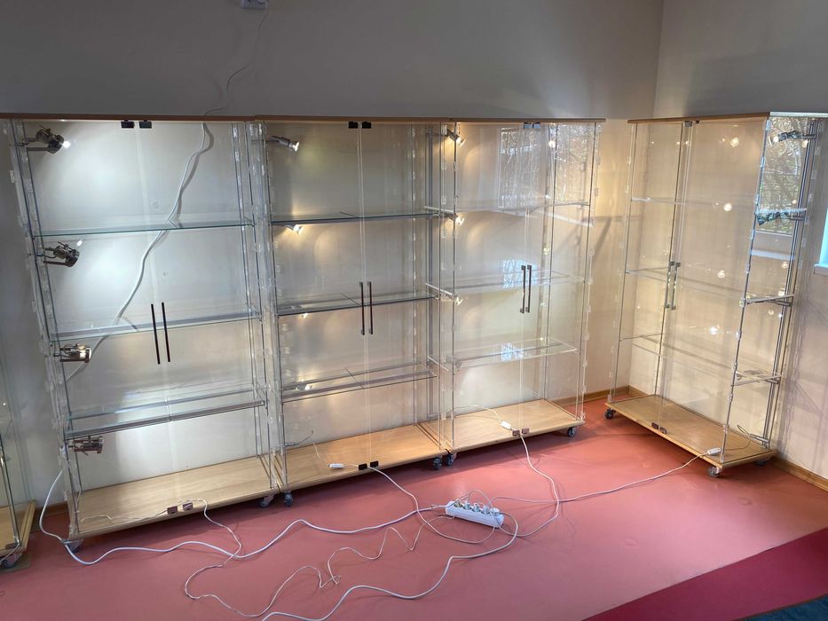 Vitrine machete, sticla sau plexi,cu inchidere si lumini