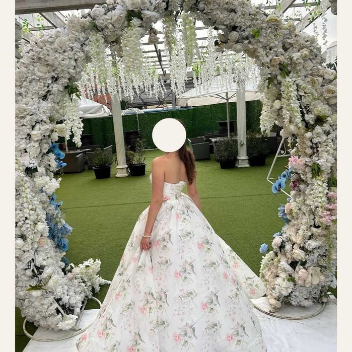 Бутикова рокля с кринолин