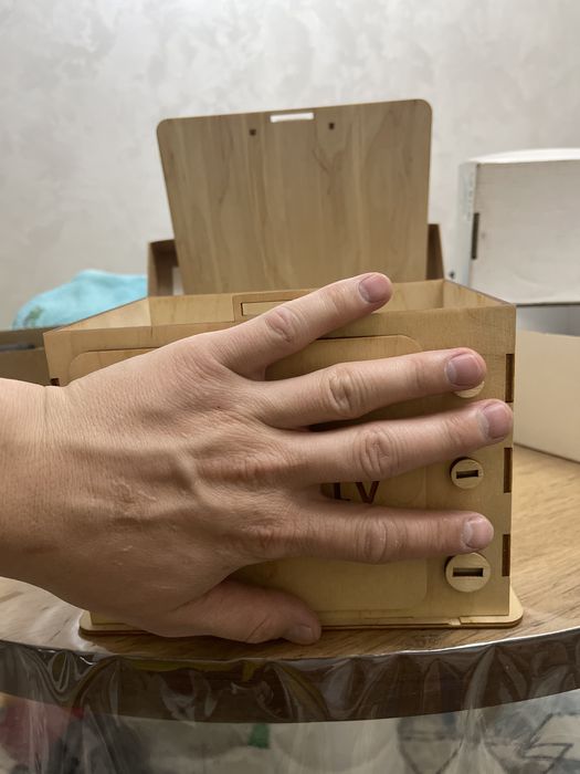 Деревянная подарочная коробка-телевизор