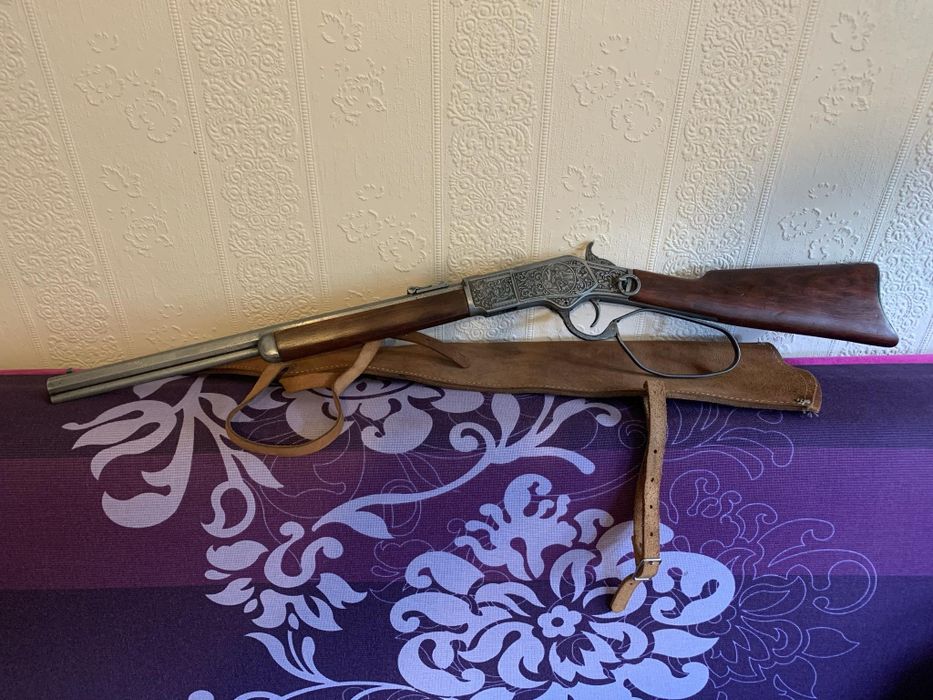 Реплика пистолети Колт и пушка Уинчестър