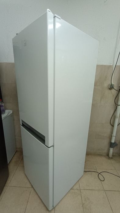 Хладилник с фризер INDESIT