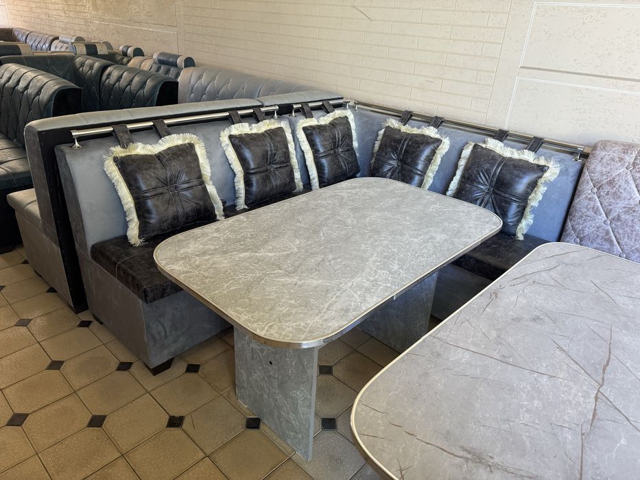 Ugalok kuxiniy 2 ta pufig  stol