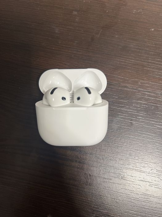 AirPods 4 cu Noise Cancelling