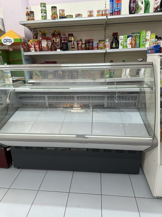 Витринный холодильник в идеальном состоянии