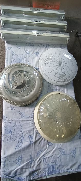 Лампы длинные , плафоны.