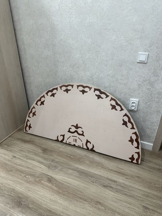 Стол.Дөңгелек қазақы дастархан столы (жер үстел)