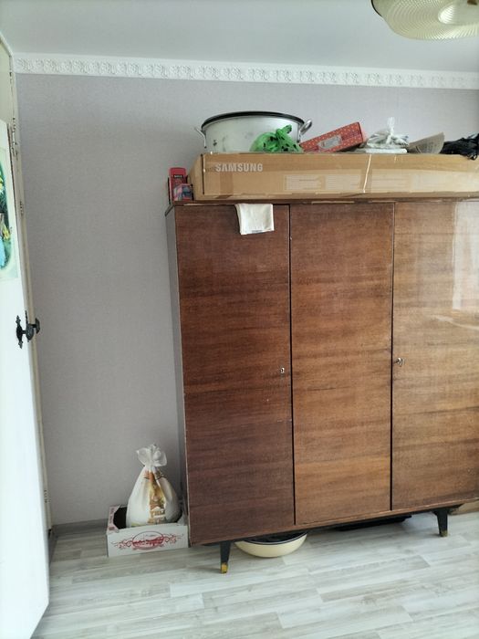 Продам 3-х  комнатную квартиру .