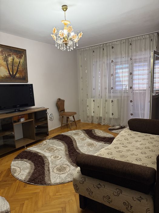 Închiriez apartament cu 2 camere decomandat