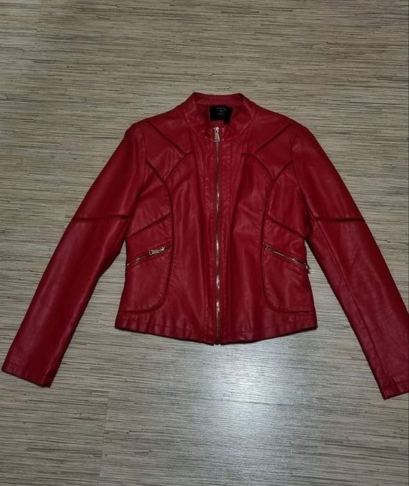 Червено кожено яке