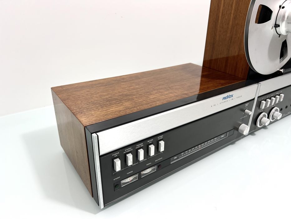 Linie REVOX compusă din magnetofon Revox A77 cu capac antipraf, amplificator A78, radio/tunor A76
