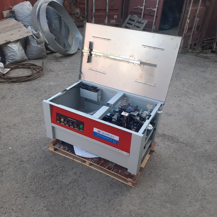 SHT-001 - past stolli yarim avtomatik bog'lash mashinasi.  Strep Lenta