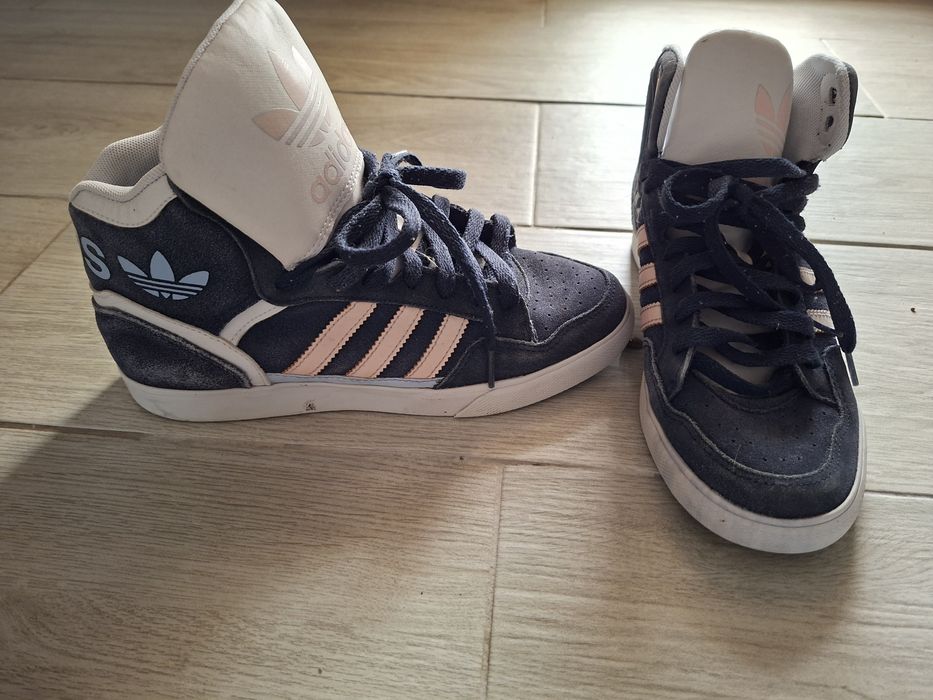 Vând bascheți ADIDAS