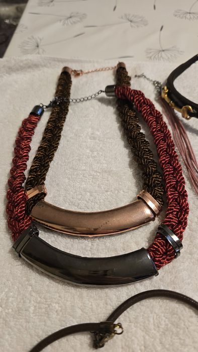 Разнообразие от бижута на цени от 2 до 5 евро за брой.