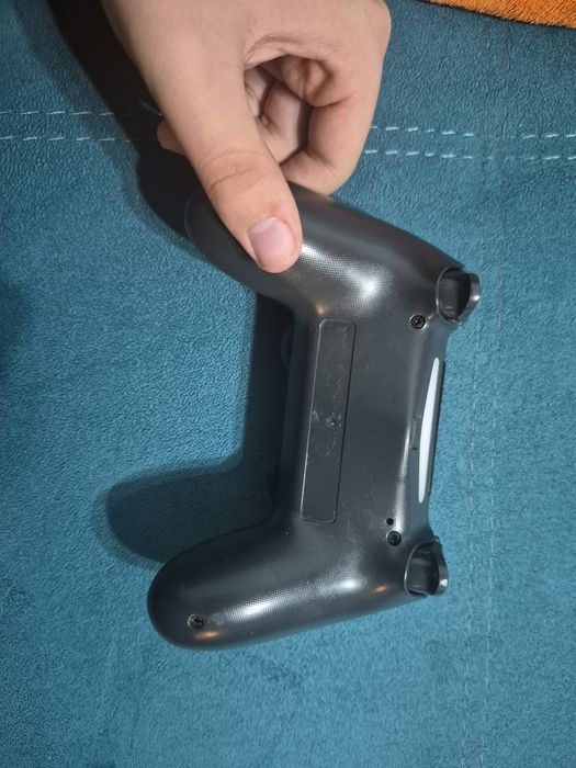 Vand controller ps4 in stare bună.