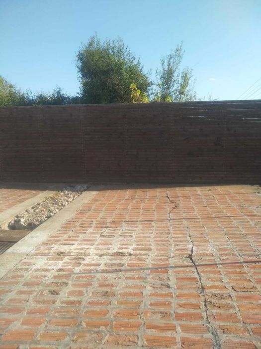 Масивна двуетажна къща