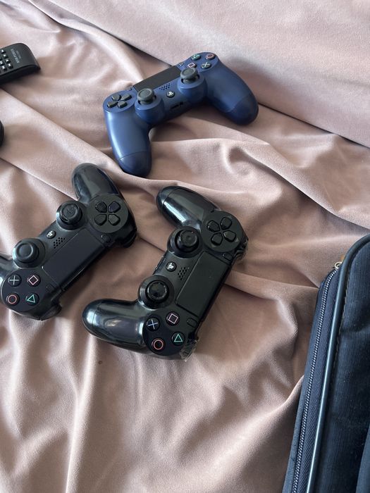PS4 + 3 джойстик +сумка