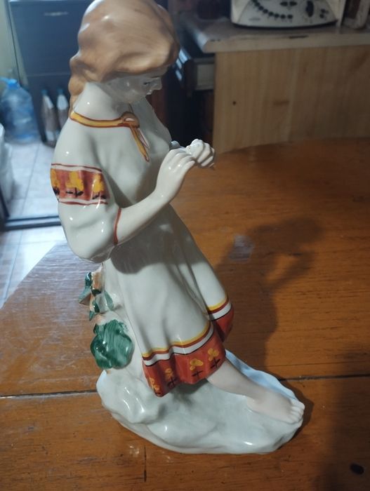 Статуэтка Девушка с ромашкой.Гадание