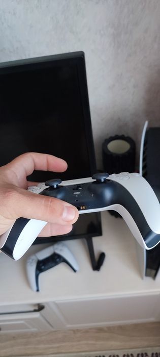 Продам Ps5 купил почти не играл