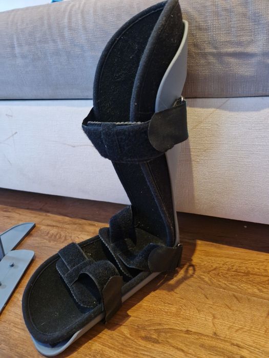 Продавам чистонови патерици и ортеза за фиксация на глезен