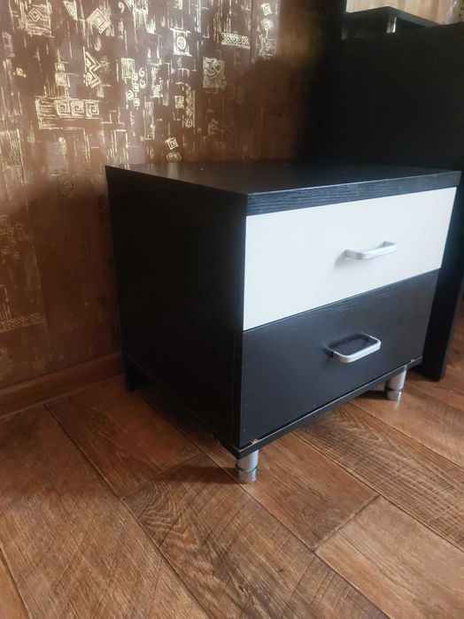 Продам трюмо с зеркалом и двумя тумбочками