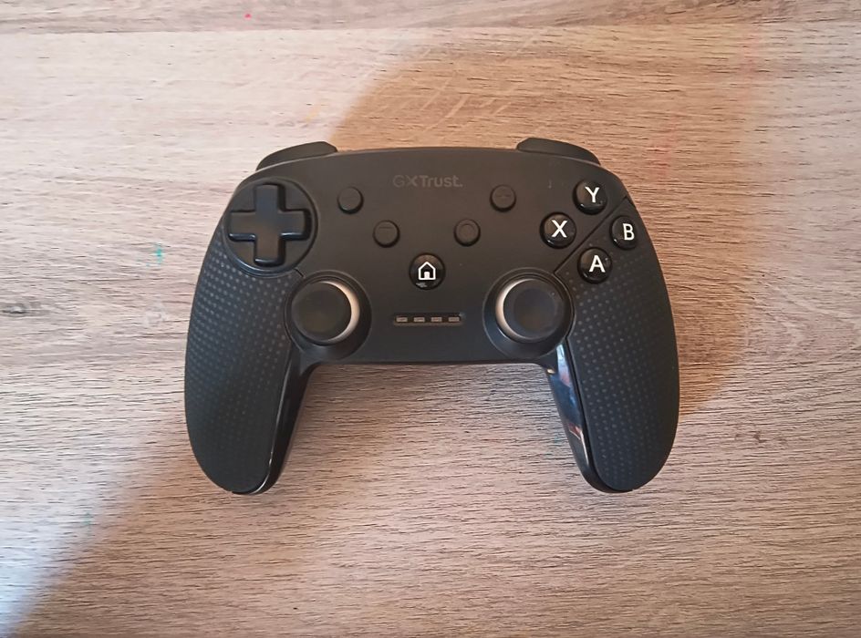 Джойстик на Trust. Сравнително нов модел, без забележки, с мн. функции