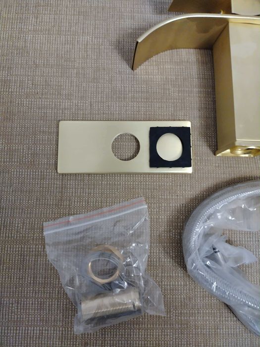 Baterie Chiuvetă Aurie Cascadă – Monocomandă, Oțel Inoxidabil