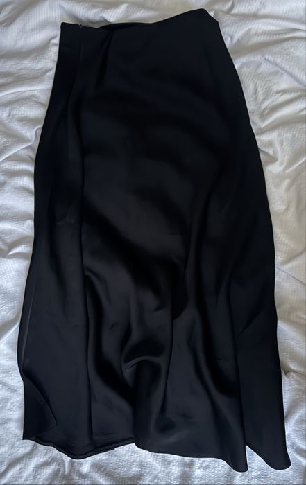черная атласная юбка