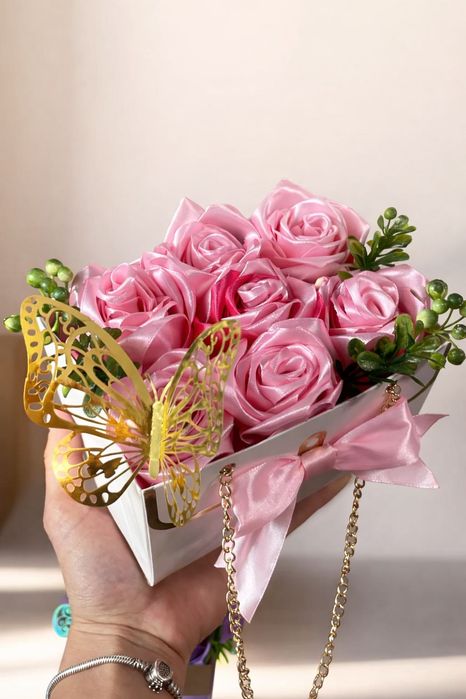 Елегантна подаръчна кутия с рози в няколко нюанса .